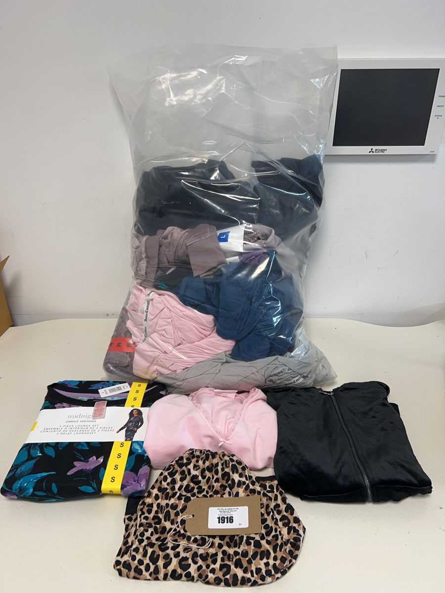 Lot Mixed lot of women's sleepwear and loungewear...