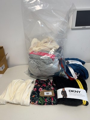 Lot Mixed lot of women's sleepwear and loungewear...