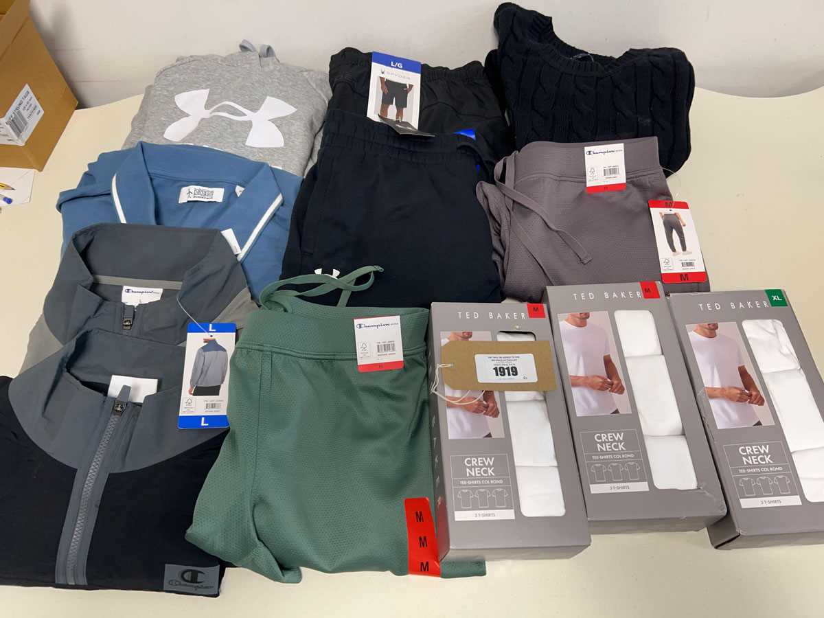Lot Approx. 18 items of branded clothing to...