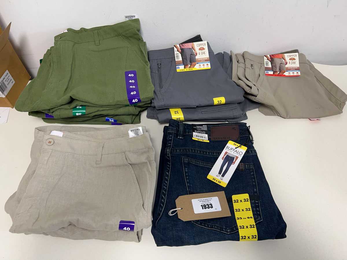 Lot Approx. 15 pairs of men's shorts and a pair of...