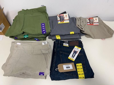 Lot Approx. 15 pairs of men's shorts and a pair of...