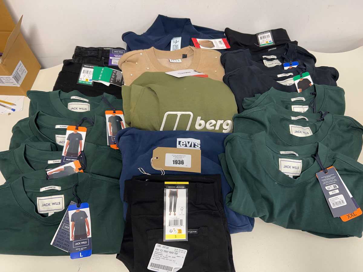 Lot Approx. 17 items of branded clothing to...