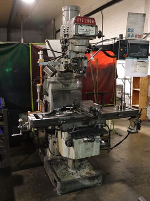 Lot 3 - XYZ 2000 universal milling machine with vice...