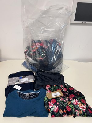 Lot Mixed lot of men's and women's sleepwear by...