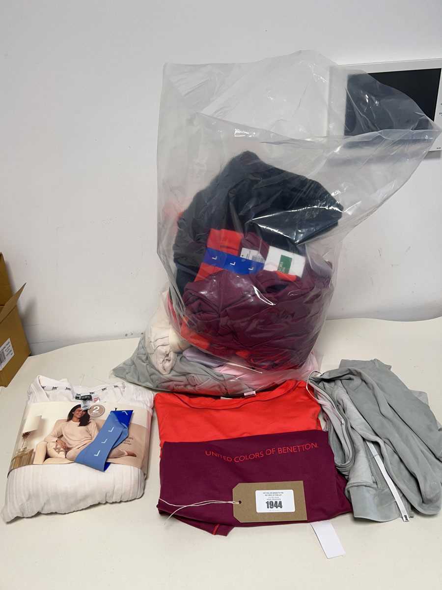 Lot Mixed lot of ladies loungewear/sleepwear by...