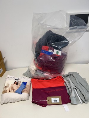 Lot Mixed lot of ladies loungewear/sleepwear by...