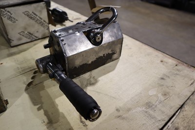 Lot 69 - LiftinGear flat steel lifting magnet, 300kg...