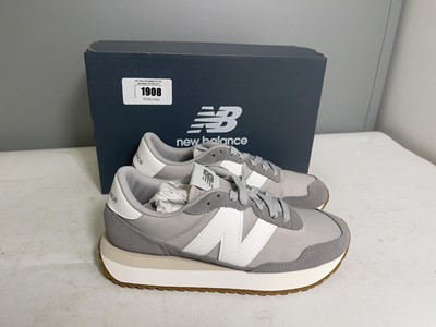 Lot 1908 - New Balance UK6 237 trainers in grey - boxed