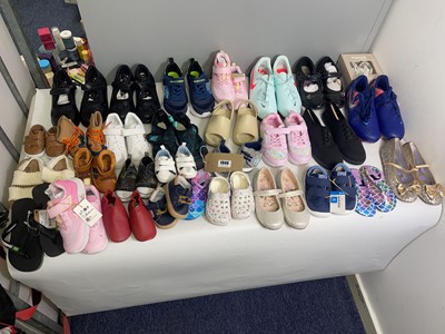 Lot 1946 - 30x Pairs of children's shoes to include...