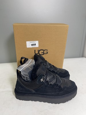 Lot 1958 - Ugg UK5 lowmel trainers in black - boxed