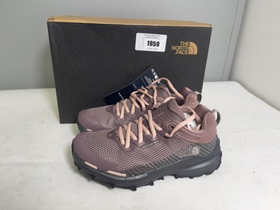 Lot 1959 - The North Face UK3.5 vectiv fastpack...