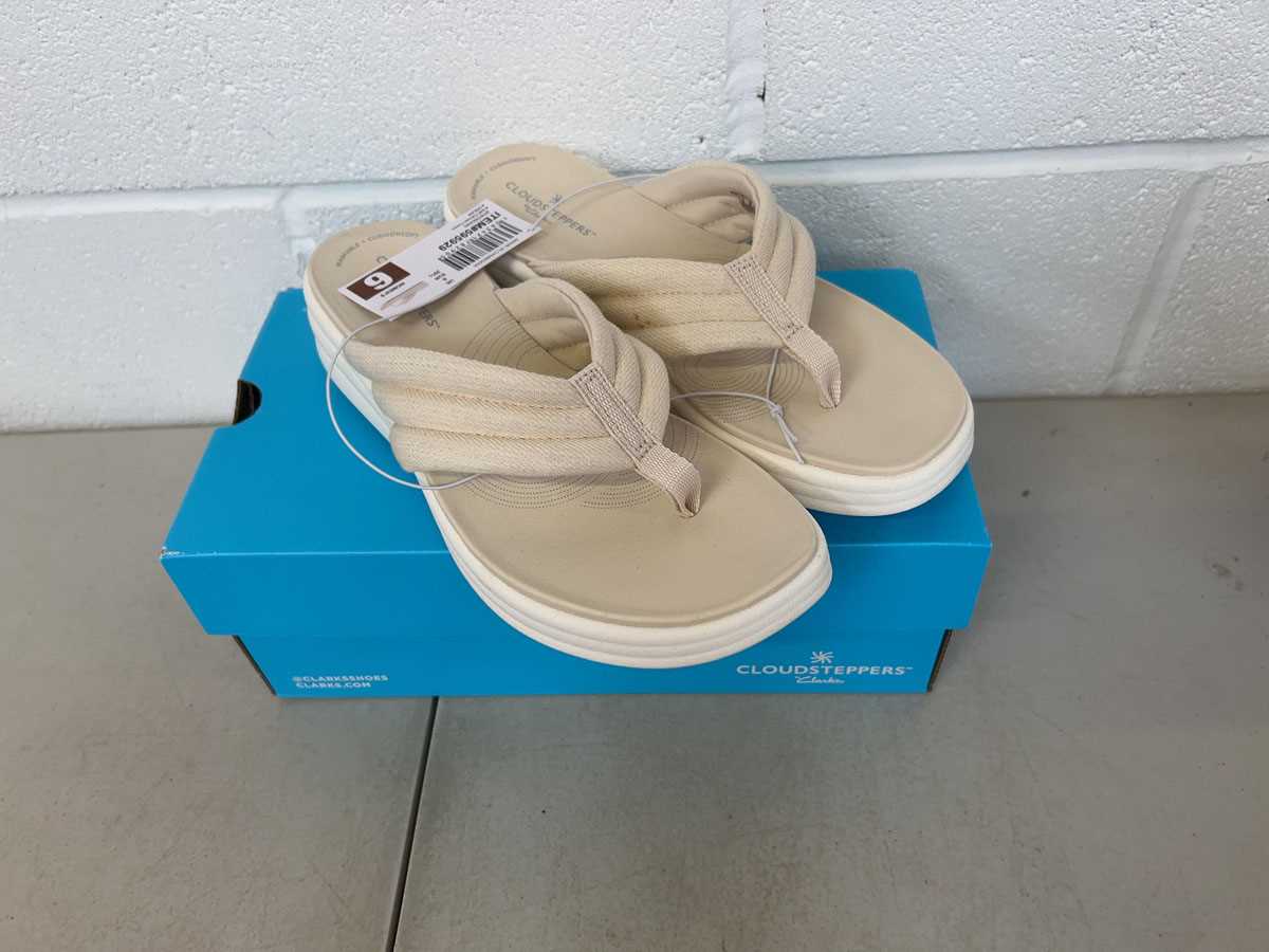 Lot Boxed pair of Cloudsteppers by Clarks size UK 6