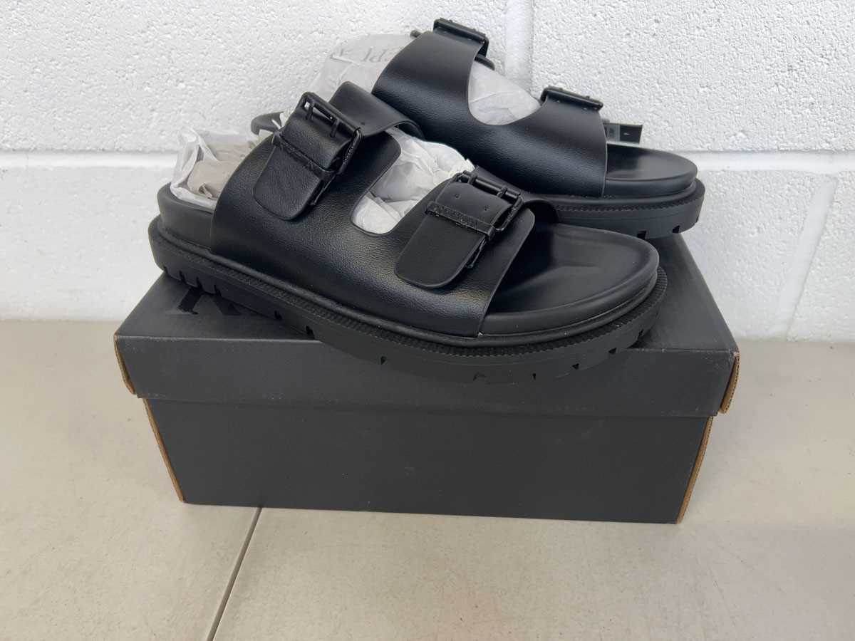 Lot Boxed pair of Replay sandals size UK 8