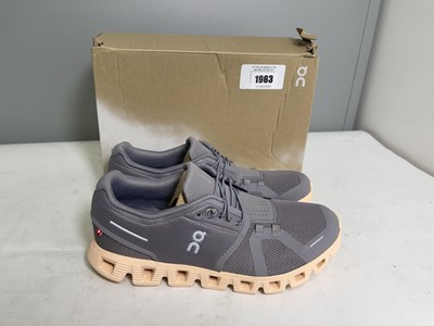 Lot 1963 - On Cloud Running UK7 cloud 5 trainers in zinc -...