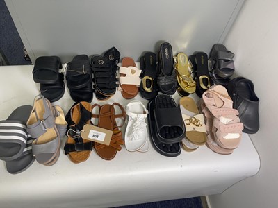 Lot 1971 - 18x Pairs of sandals in various styles to...