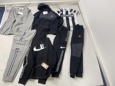 Lot 1978 - Sportswear to include Nike & Macron