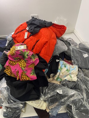 Lot 1991 - Pallet box (not included) containing mixed...