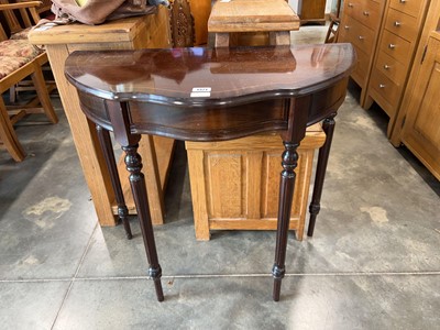 Lot 1321 - Mahogany effect side table on fluted uprights