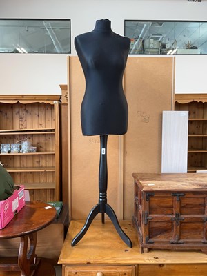 Lot 1424 - Free standing mannequin on black single...