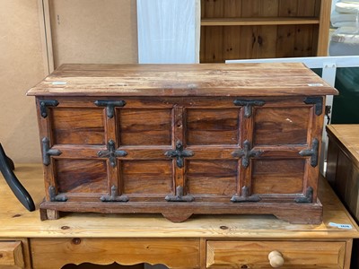 Lot 1425 - Mexican pine storage trunk
