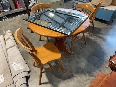 Lot 1436 - Pine single pedestal circular dining table, 4...