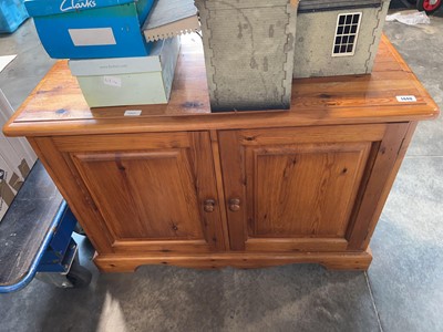 Lot 1440 - Pine double door entertainment stand