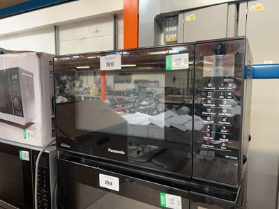 Lot 2017 - Panasonic NN-CT56JB inverter digital microwave...