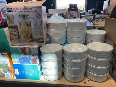 Lot 1213 - 23 unboxed and a boxed Signature Houseware...