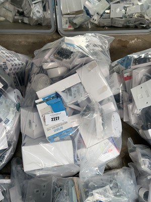 Lot 2227 - Large bag containing mixed electrical items...