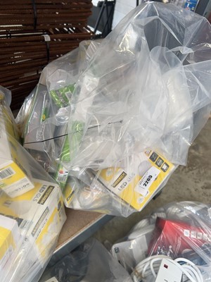 Lot 2265 - Bag containing various LED lightbulbs and...