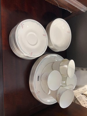 Lot 1022 - Quantity of Royal Doulton 'Carnation' ceramics