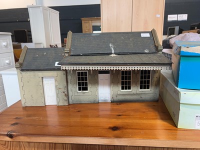 Lot 1025 - 2 scale model buildings and 2 boxes of various...