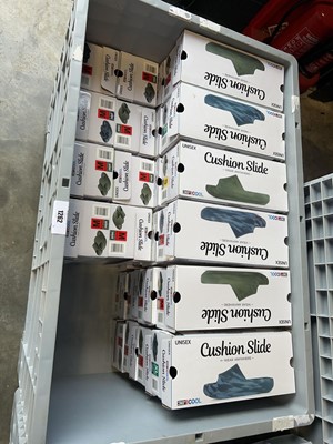 Lot 1262 - Pallet box (not included) containing a large...