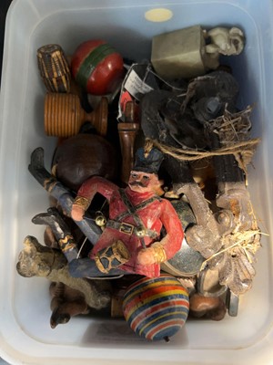 Lot 1034 - Small tray containing various collectibles and...