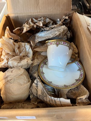Lot 1074 - Box containing a gilt rimmed Allertons tea...