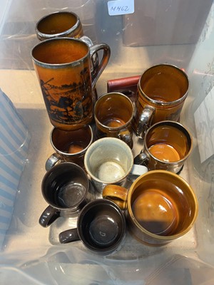 Lot 1075 - 2 boxes of various mugs