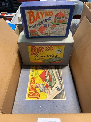 Lot 1080 - Box containing various Bayko building sets