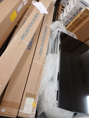 Lot 185 - Boxed Luxburg green screen projection screen,...
