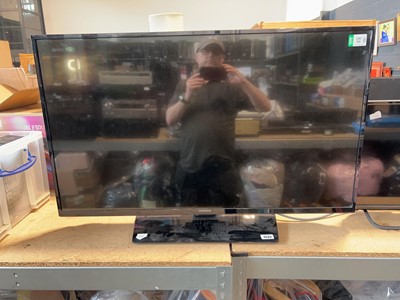 Lot 1533 - Hitachi flat screen TV, 43AG400OUA