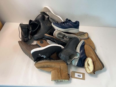 Lot 3419 - Odd and used shoes, slippers, Eddie Bauer,...