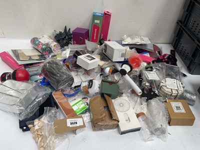 Lot 3520 - Large bag of assorted household items