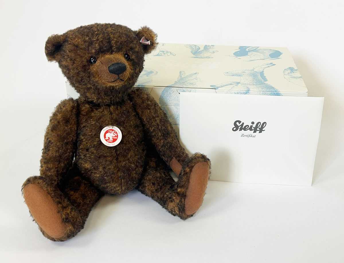 Lot A 2011 boxed, limited edition Steiff 'Toffee...