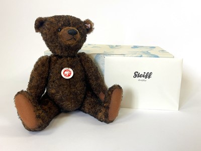 Lot A 2011 boxed, limited edition Steiff 'Toffee...
