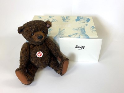 Lot A 2011 boxed, limited edition Steiff 'Toffee...