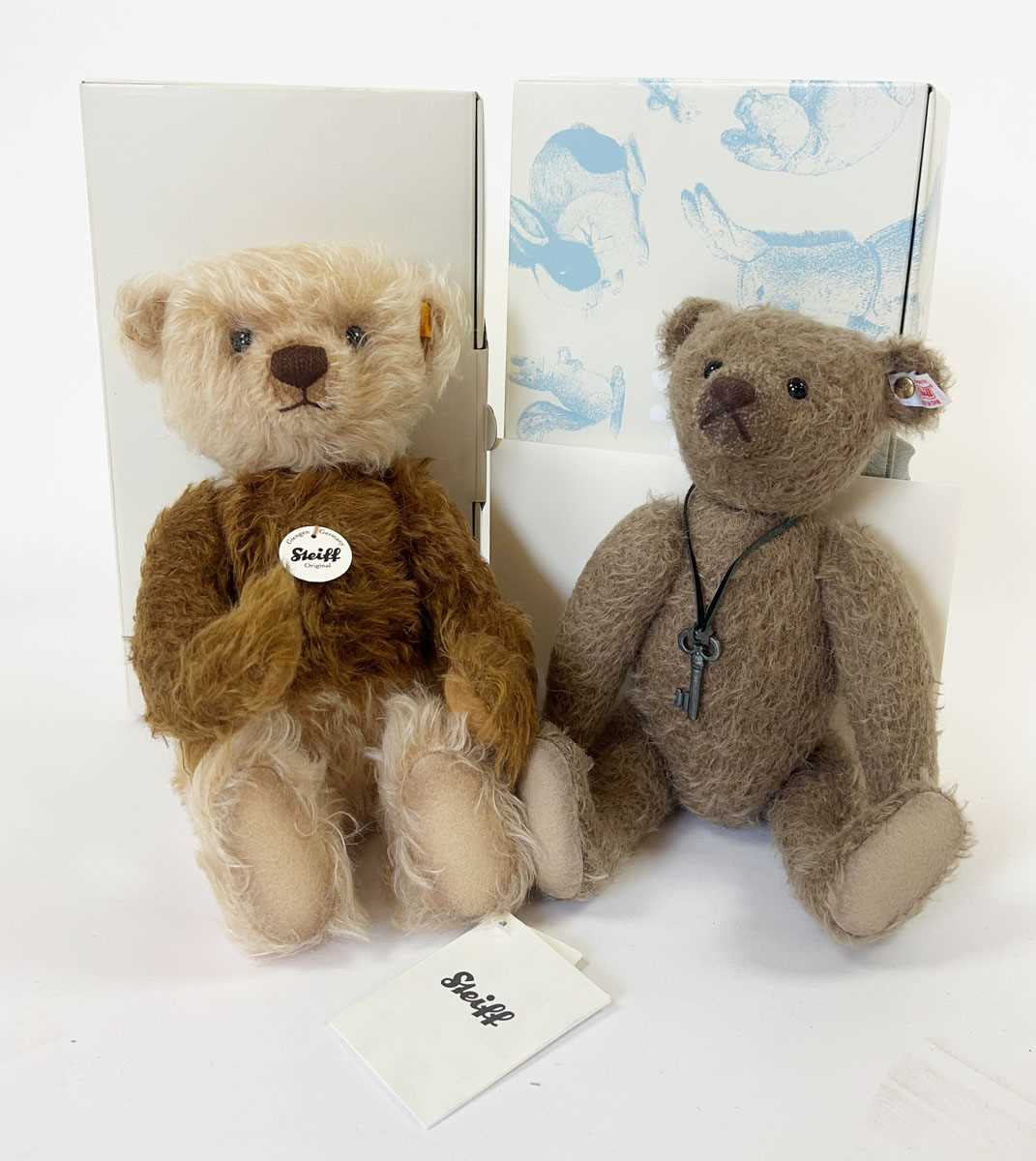 Lot A 2010 boxed limited edition Steiff 'Keepsake'...