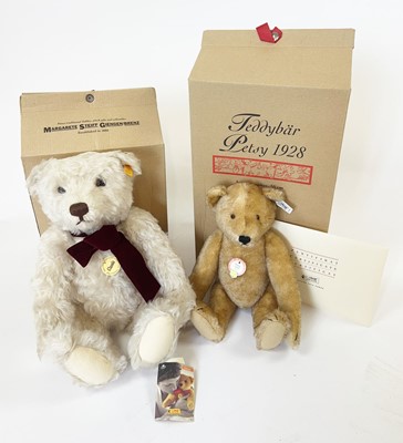 Lot A boxed Steiff Classic 42cm bear with growler,...