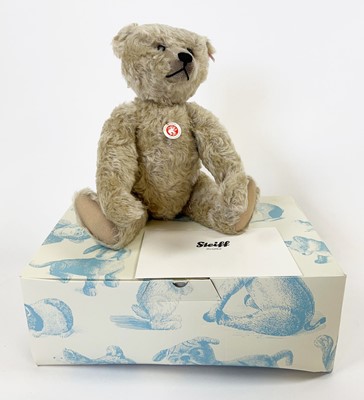 Lot A 2010 boxed limited edition Steiff 'Theo...