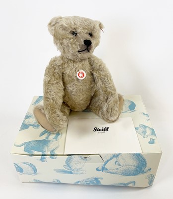 Lot A 2010 boxed limited edition Steiff 'Theo...