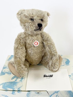 Lot A 2010 boxed limited edition Steiff 'Theo...