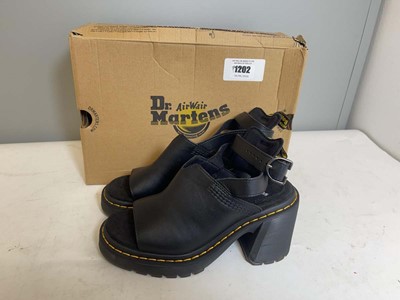 Lot Dr Martens UK5 millee high heels in black - boxed